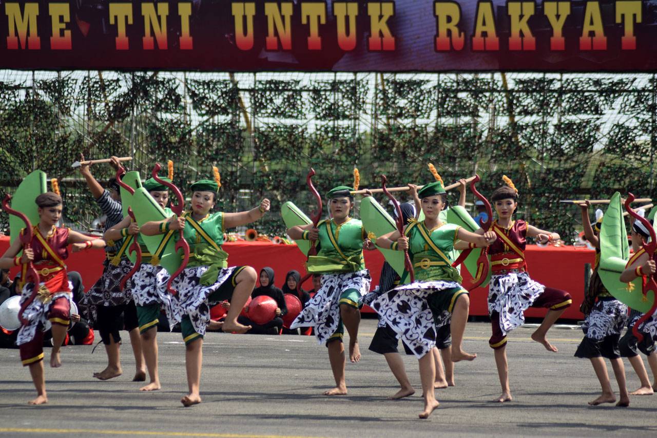 Upacara HUT Ke-73 TNI...