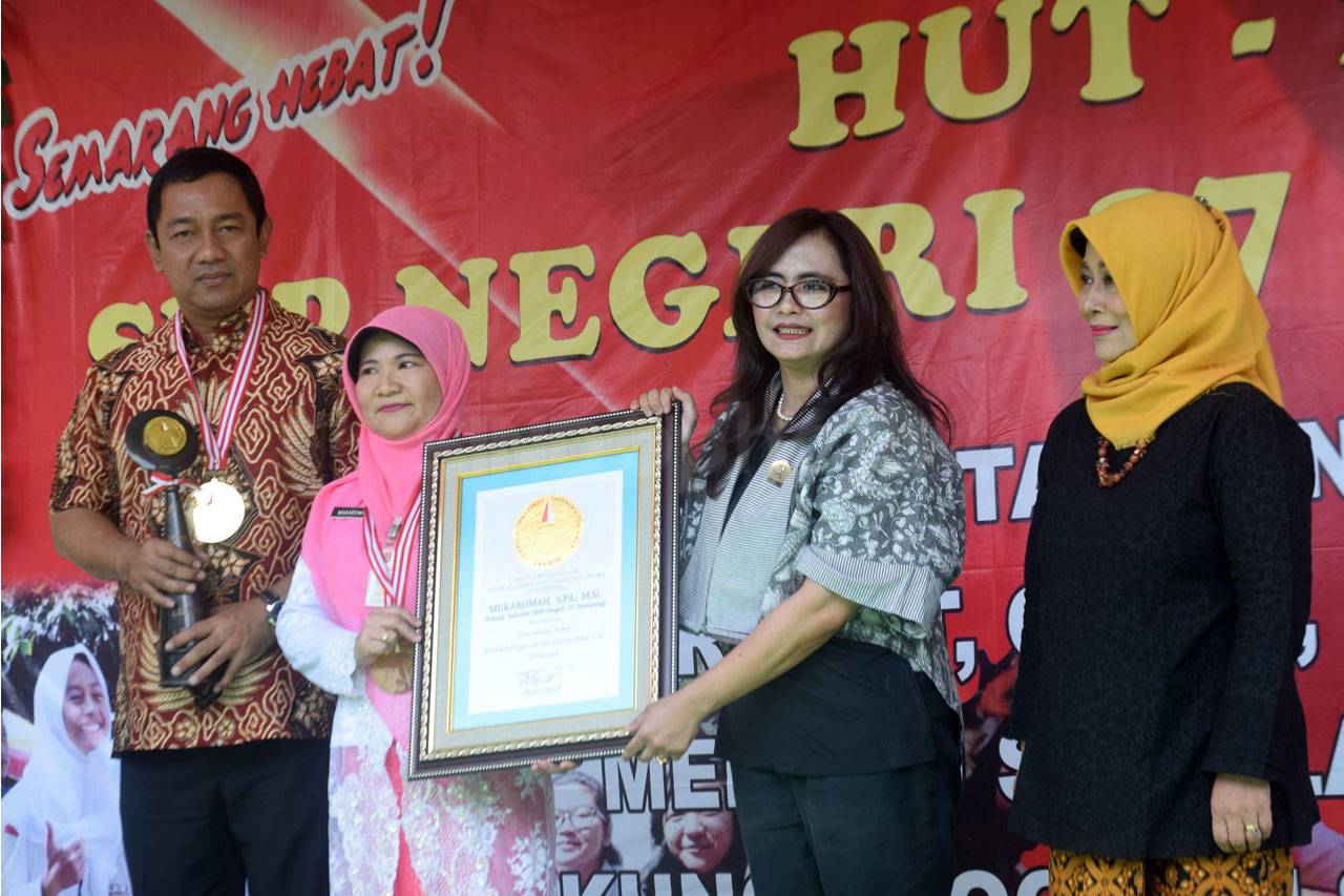 822 Siswa Melukis Pada...