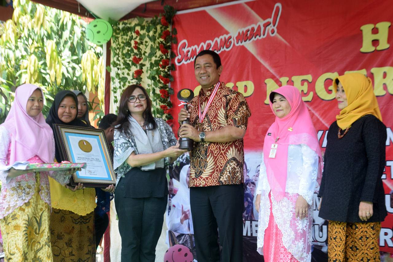 822 Siswa Melukis Pada...