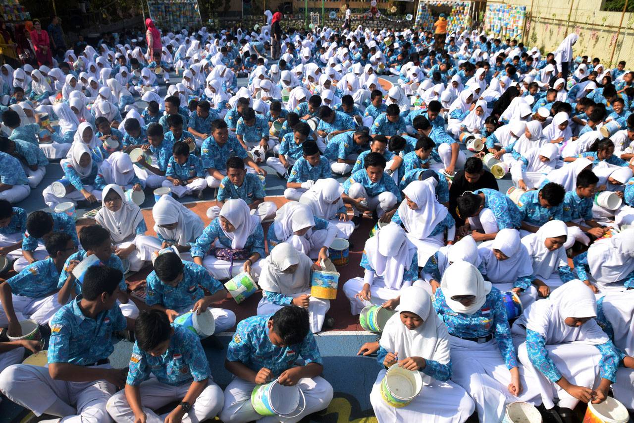 822 Siswa Melukis Pada...
