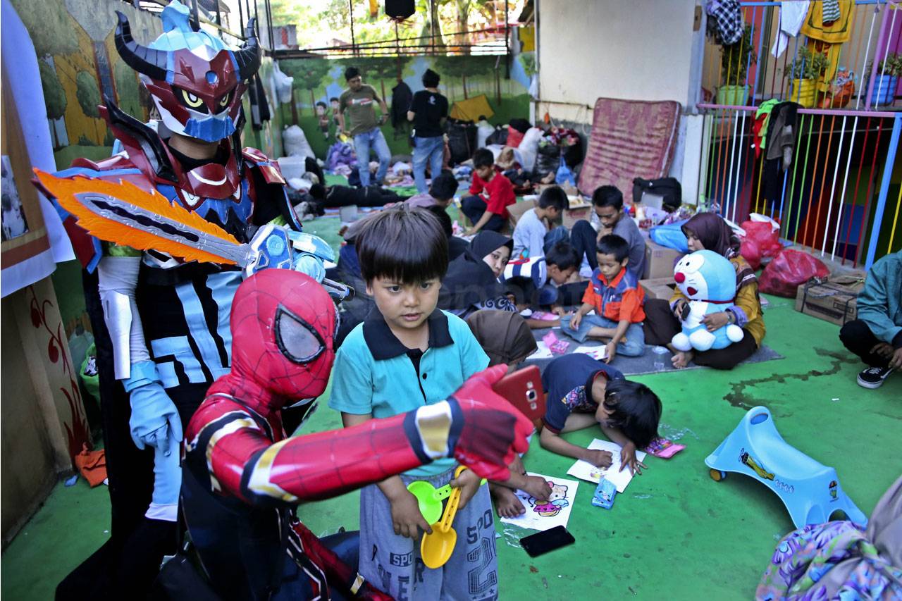 Relawan Hibur Anak-anak...