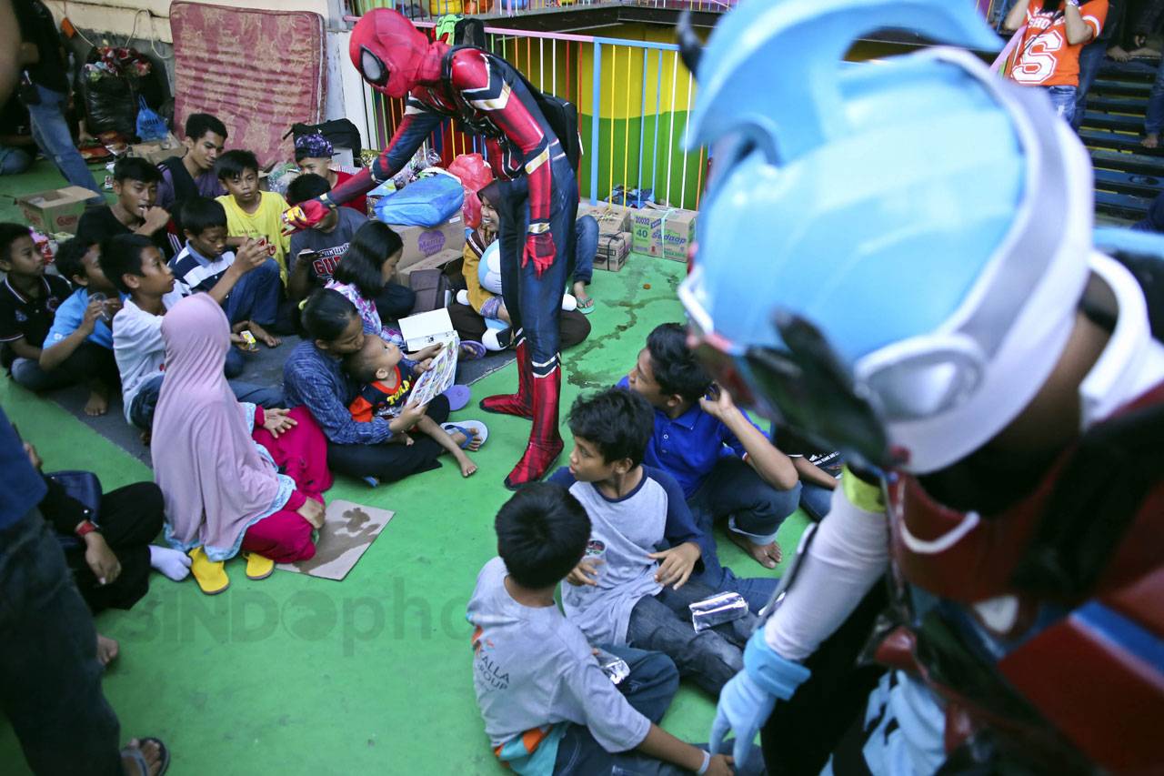 Relawan Hibur Anak-anak...