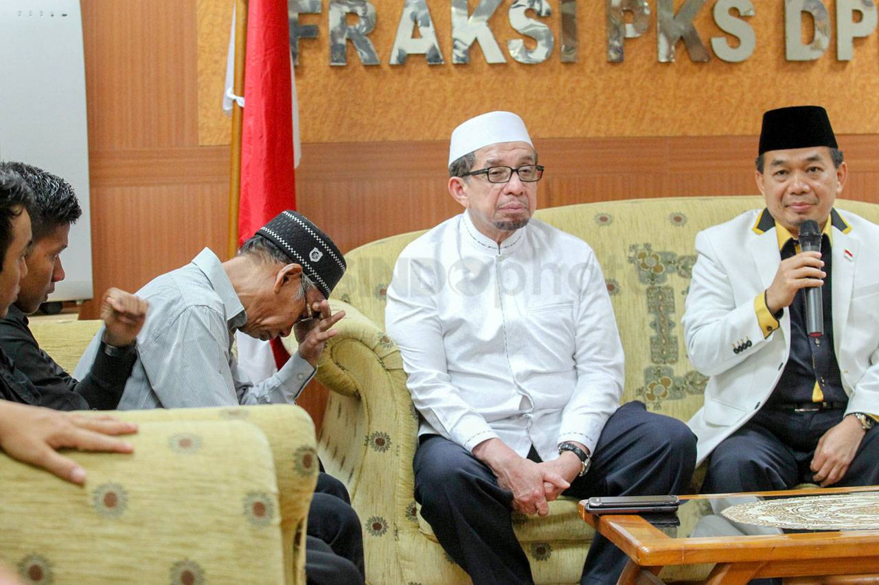 Fraksi PKS DPR Berikan...