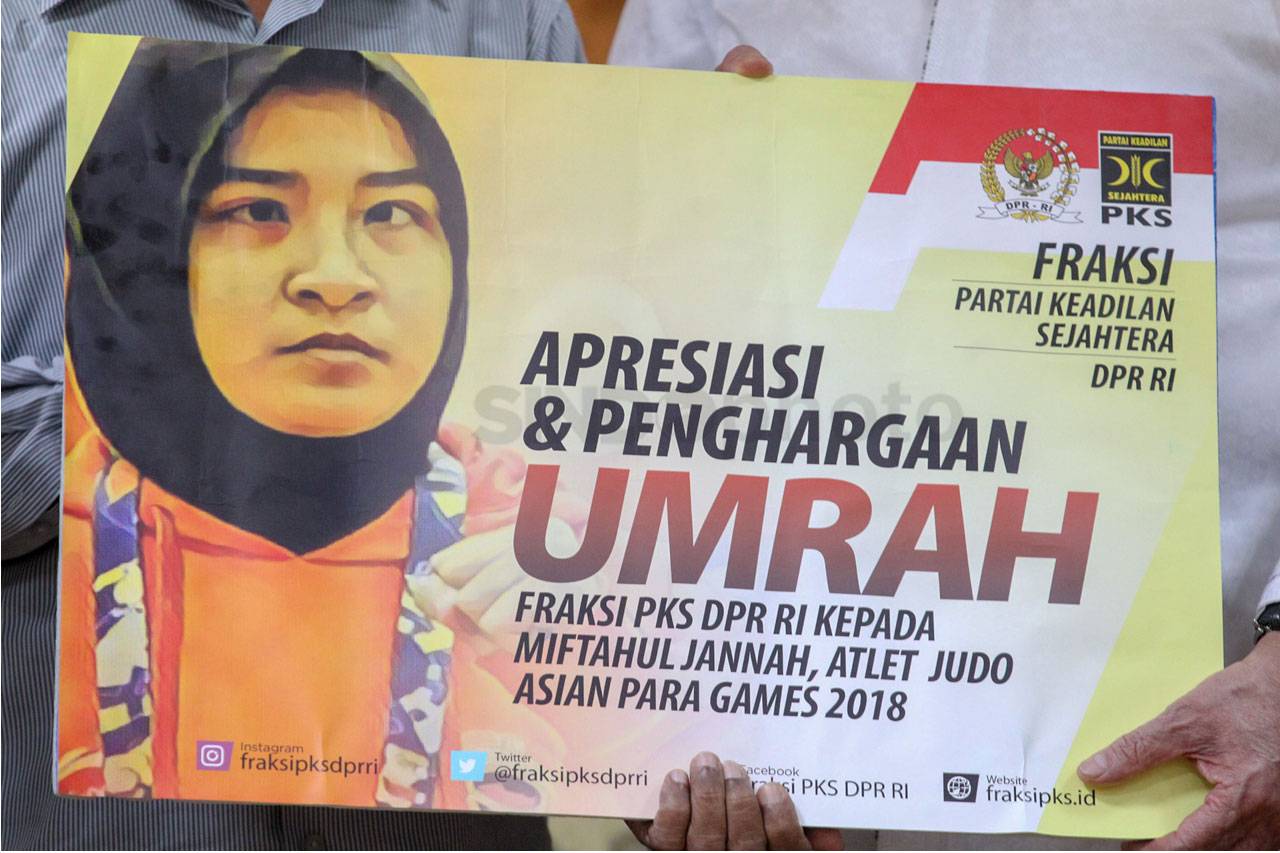 Fraksi PKS DPR Berikan...