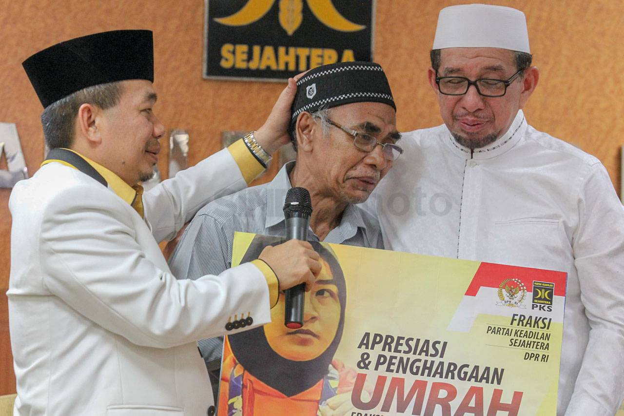 Fraksi PKS DPR Berikan...