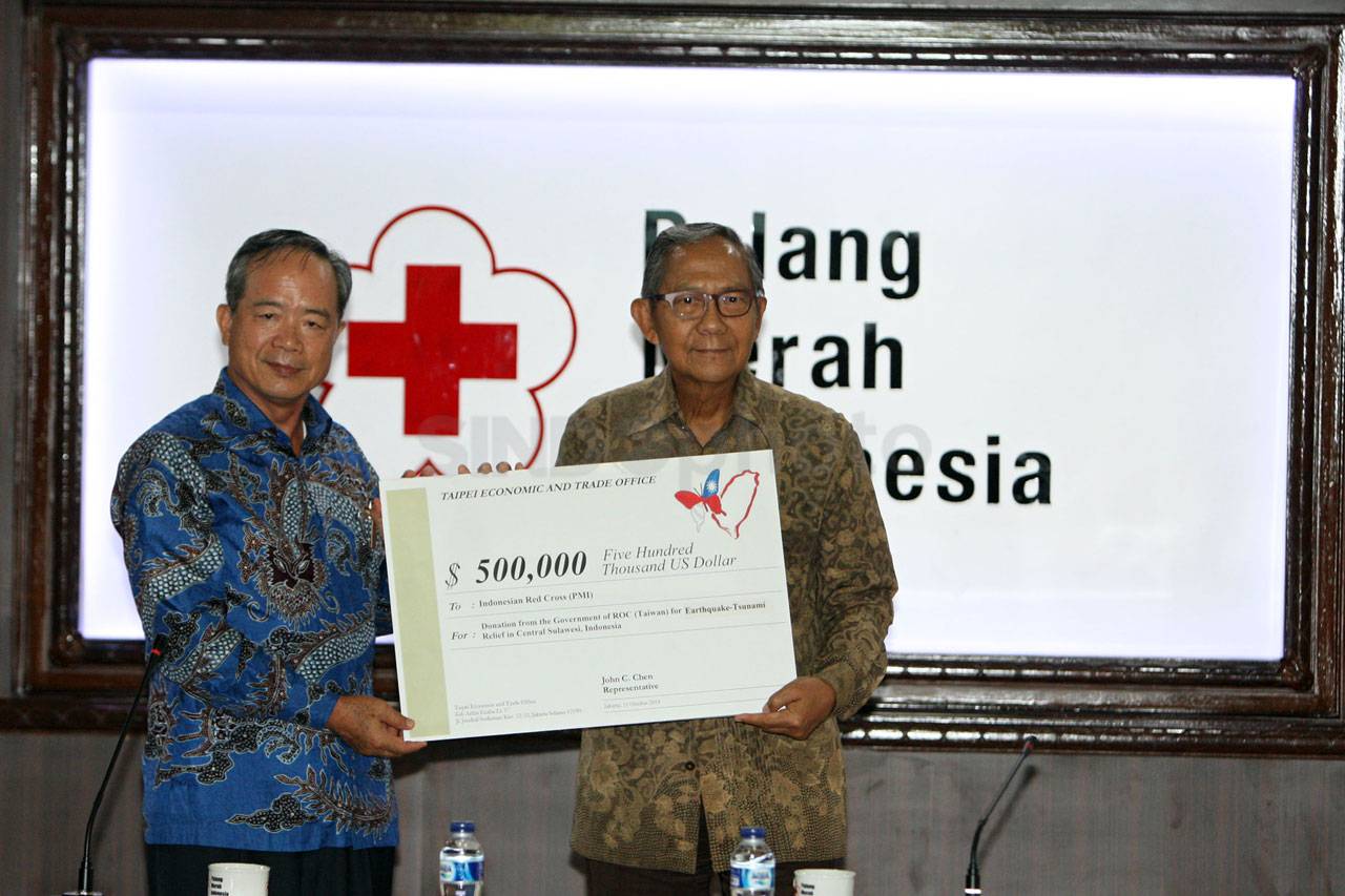 Taiwan Serahkan Bantuan...