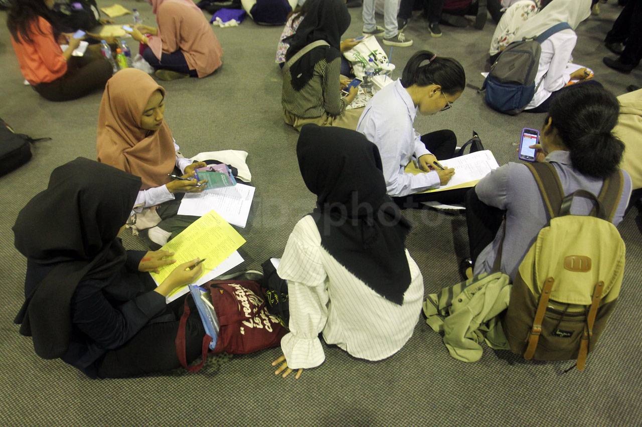 Ribuan Pencari Kerja...