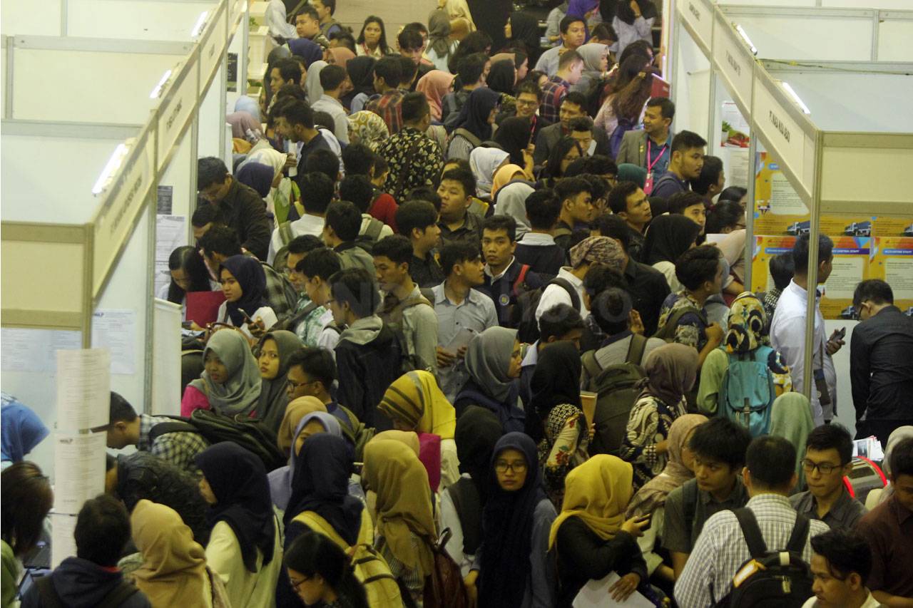 Ribuan Pencari Kerja...
