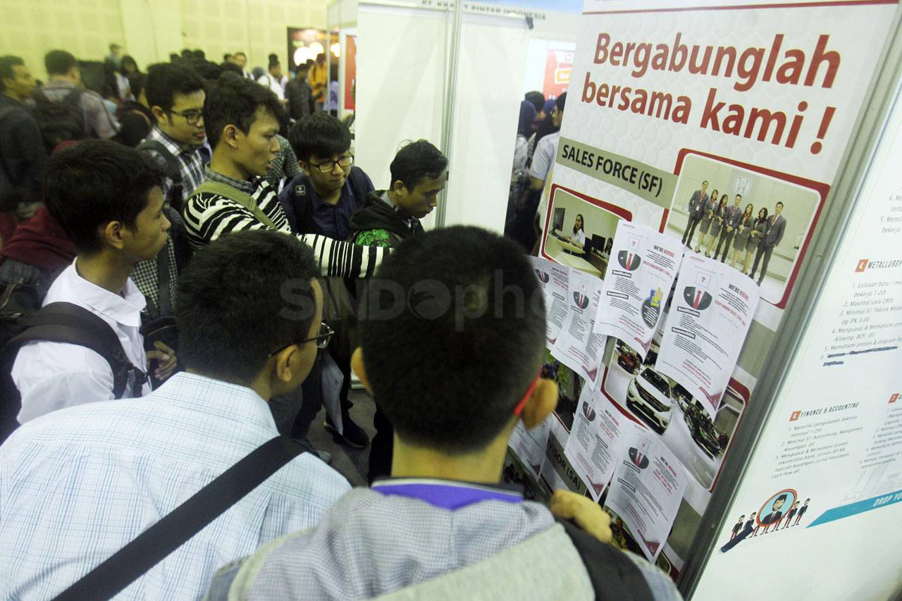 Ribuan Pencari Kerja...