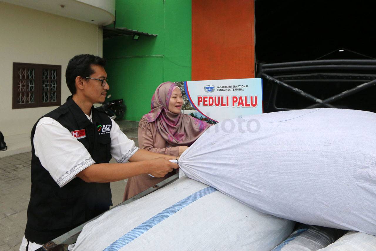 JICT Serahkan Bantuan...