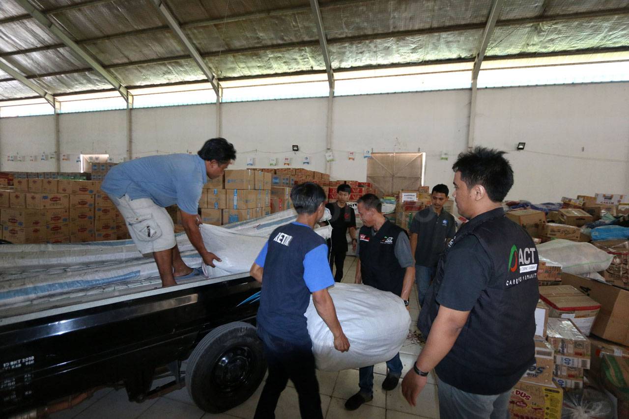 JICT Serahkan Bantuan...