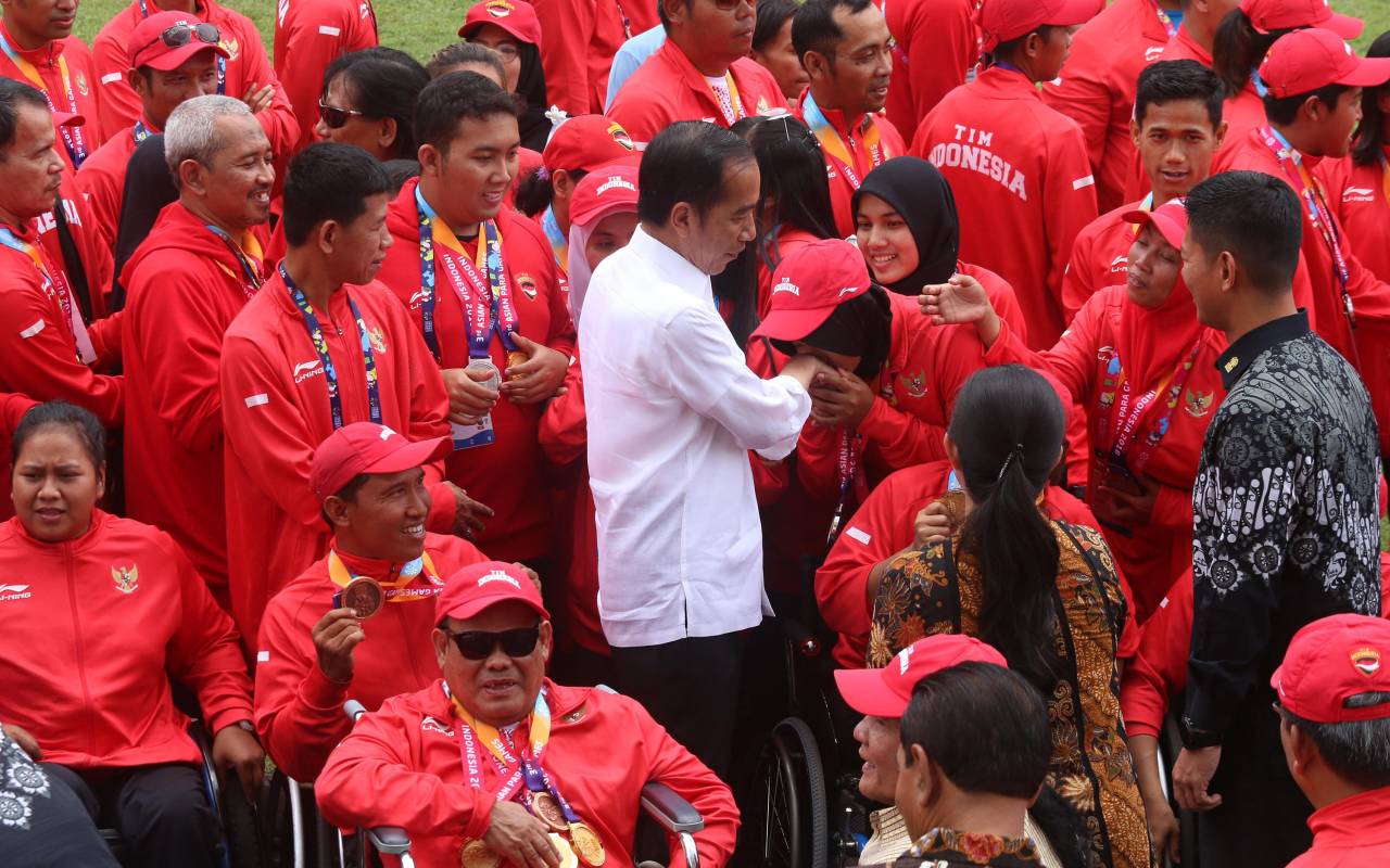 Presiden Jokowi Berikan...