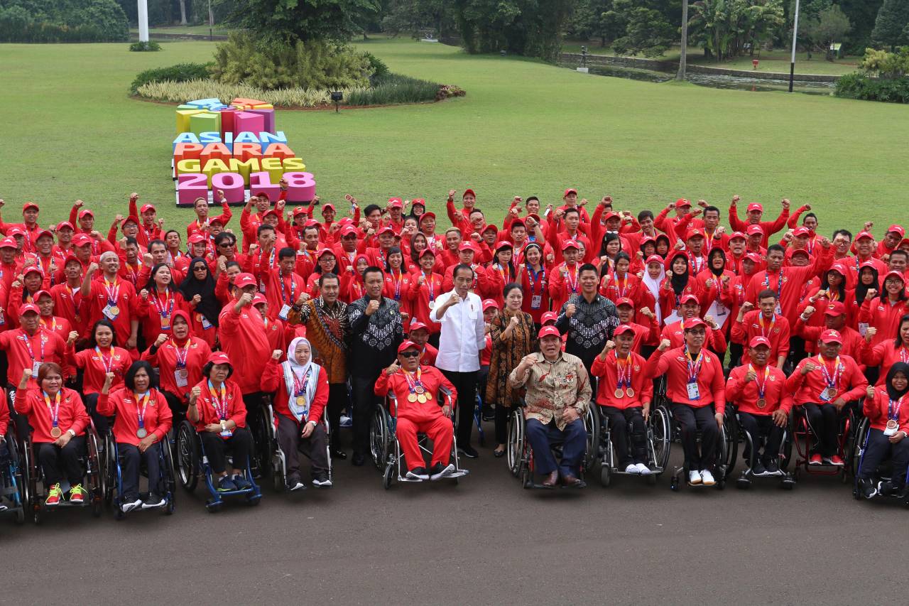 Presiden Jokowi Berikan...