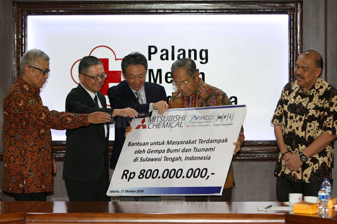 PMI Terima Bantuan dari...