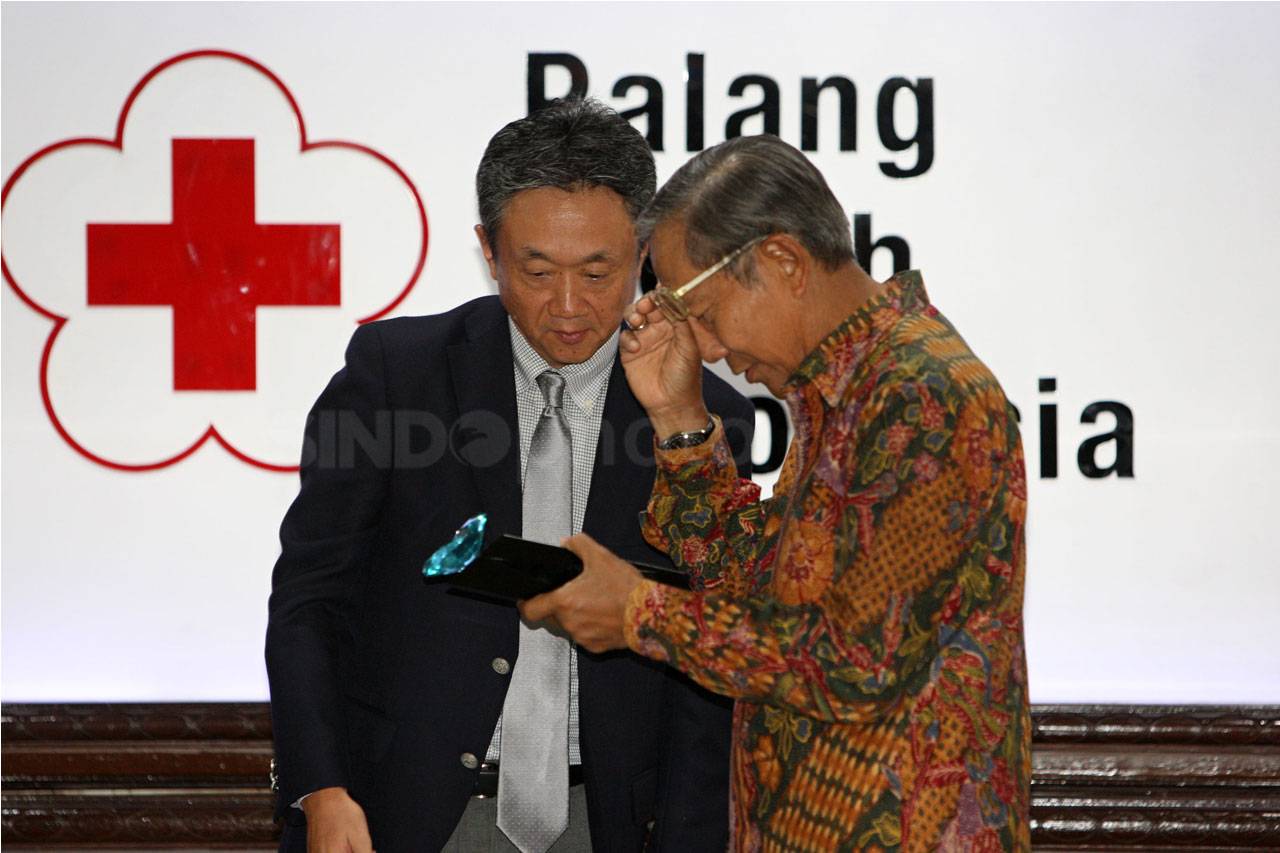 PMI Terima Bantuan dari...