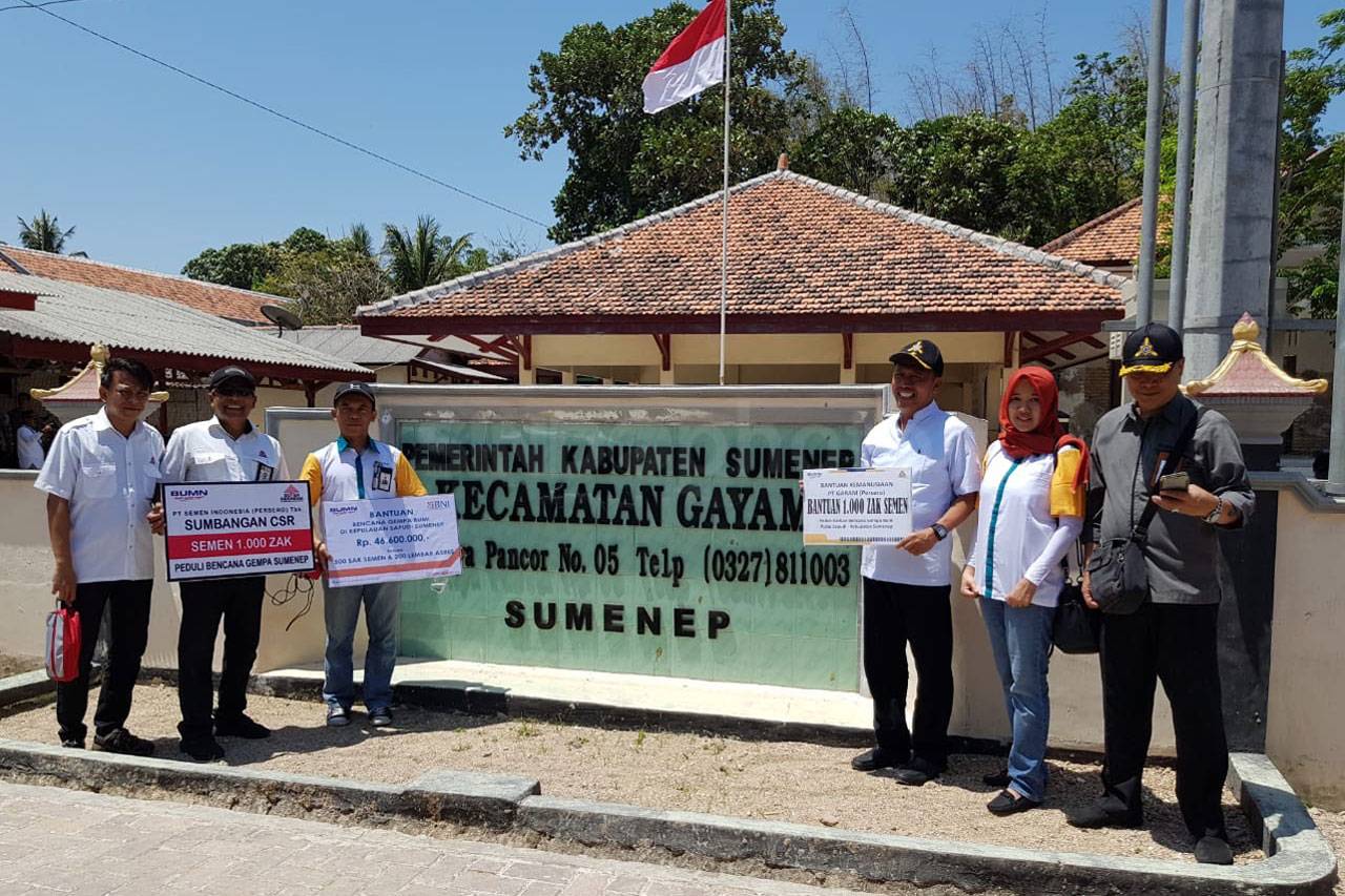 Semen Indonesia Serahkan...