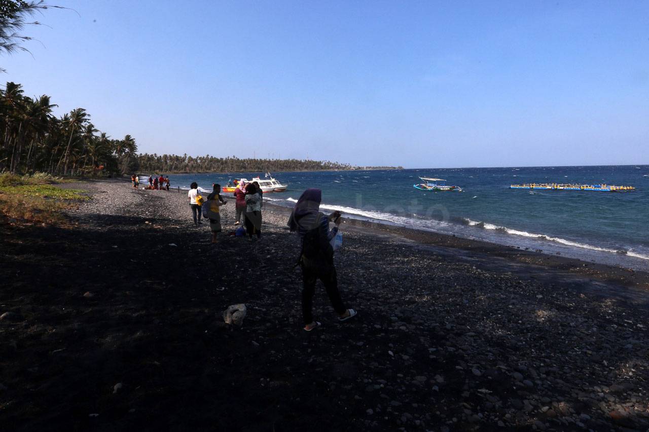 Berlabuh di Pulau Menjangan,...