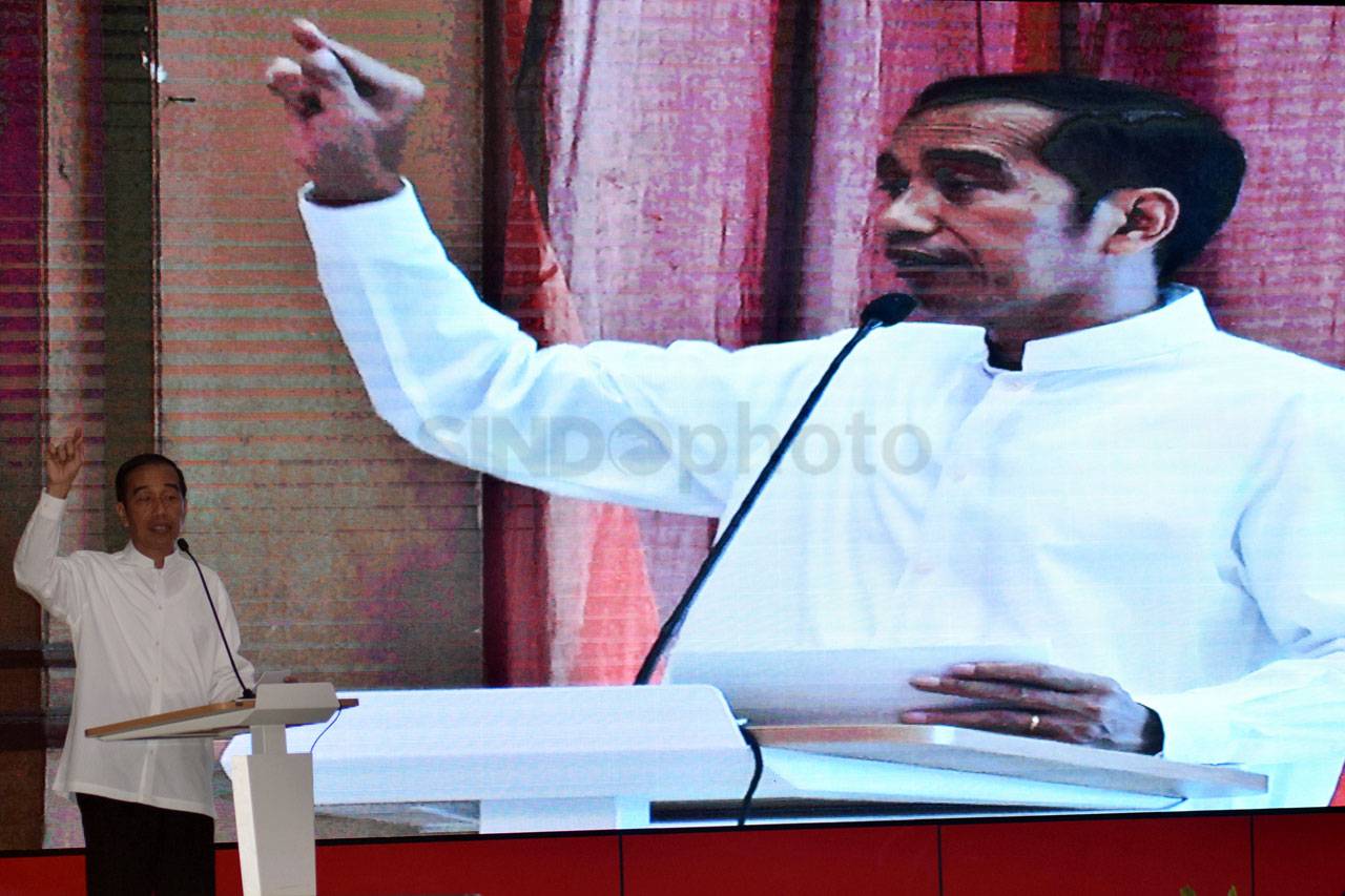 Jokowi Hadiri Pelantikan...