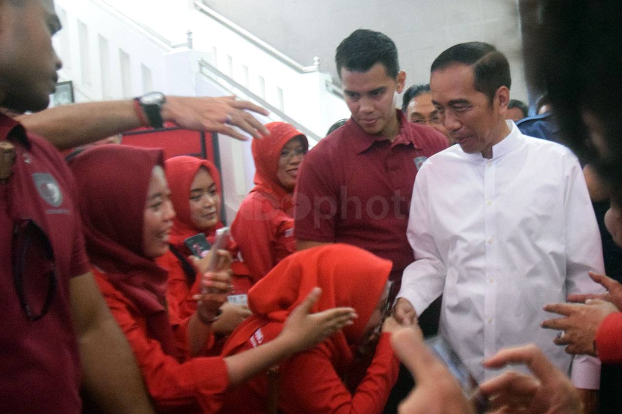 Jokowi Hadiri Pelantikan...