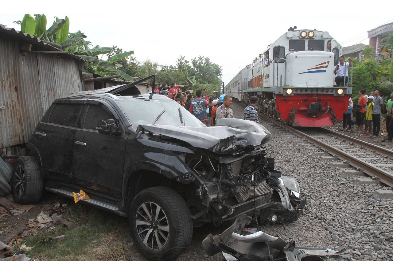 Pajero Tersambar Kereta...