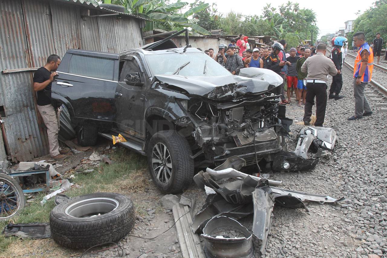 Pajero Tersambar Kereta...