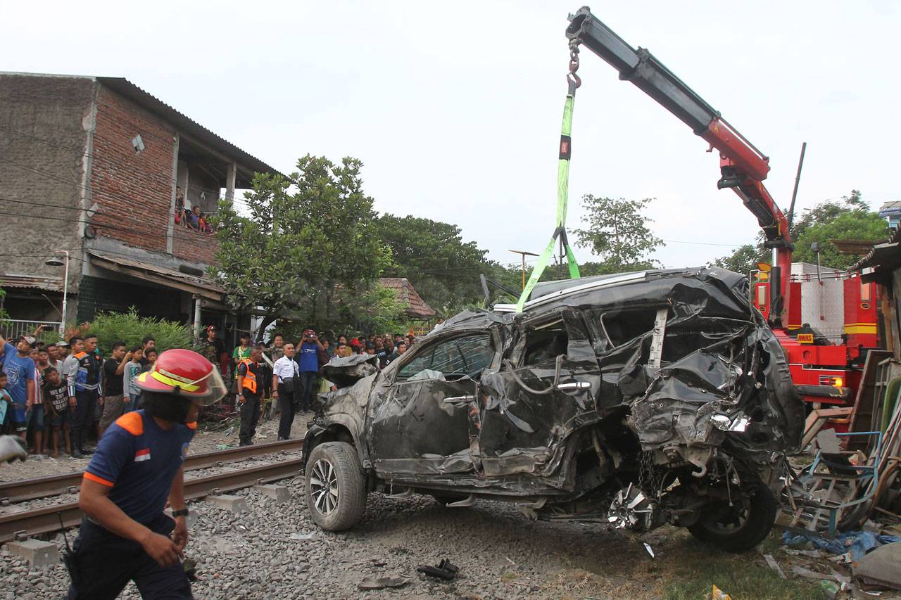 Pajero Tersambar Kereta...