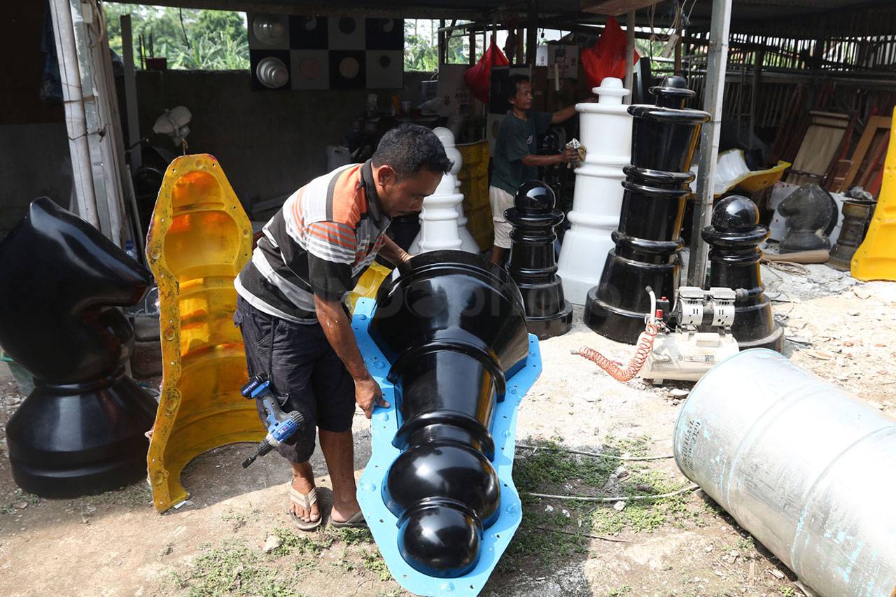 Melihat Pembuatan Catur...