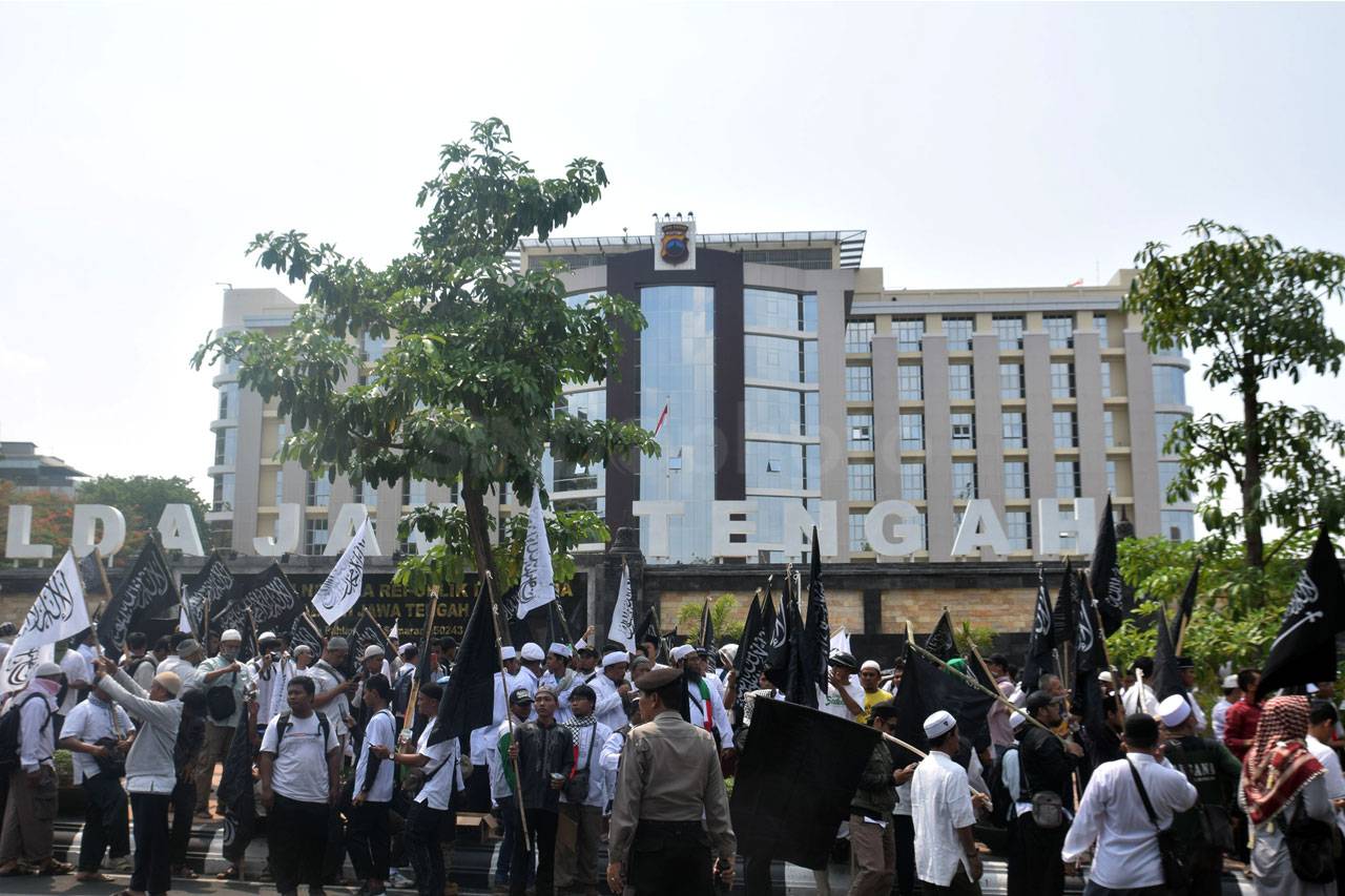 Ratusan Orang Demo Bela...
