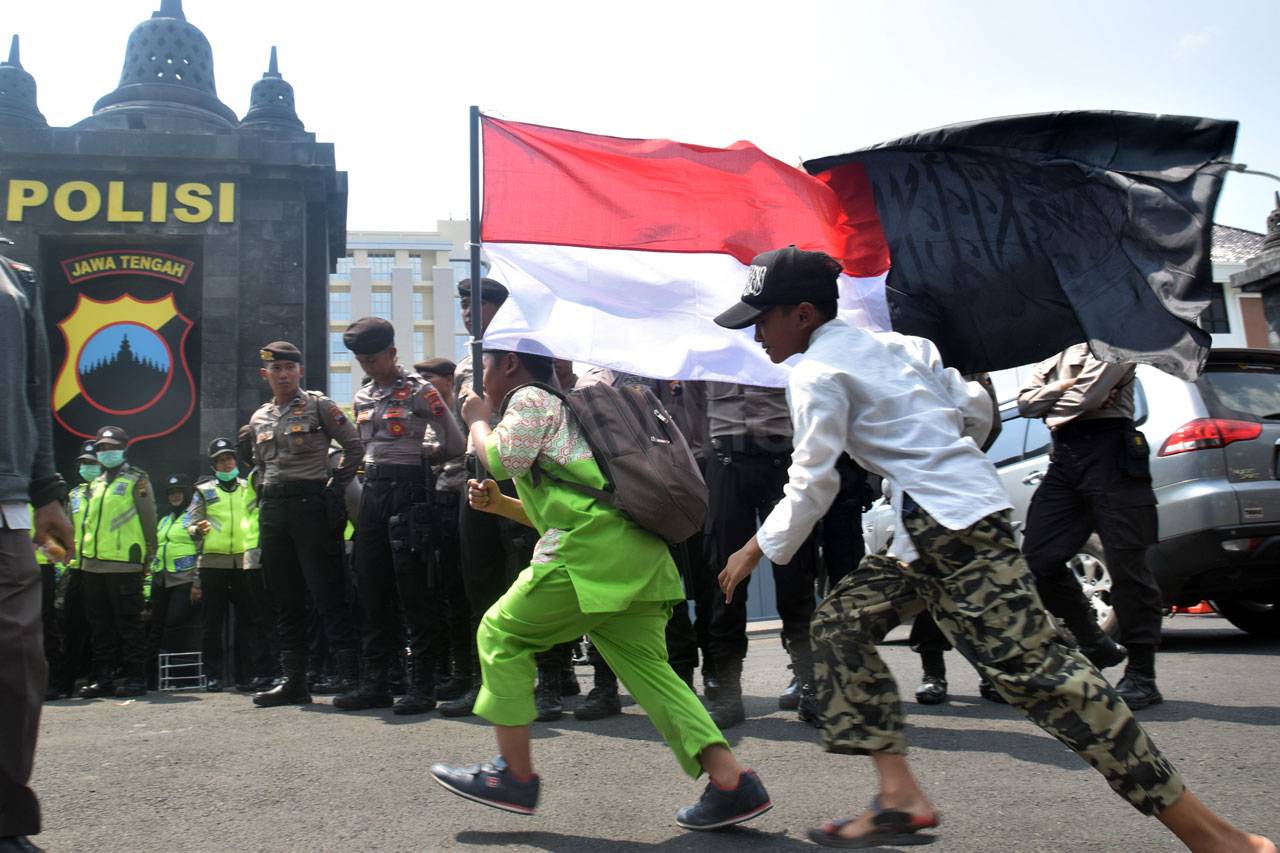 Ratusan Orang Demo Bela...