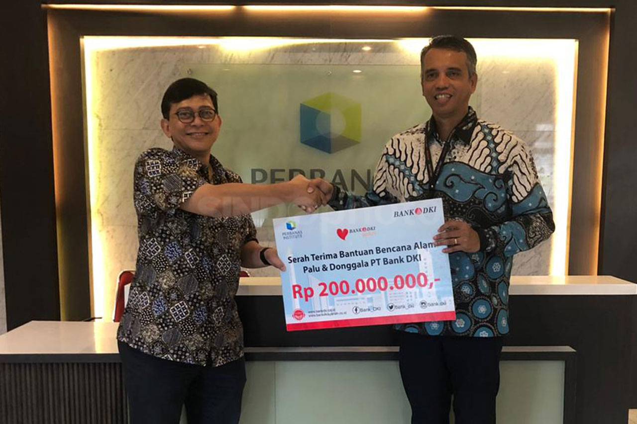 Bank DKI Serahkan Bantuan...