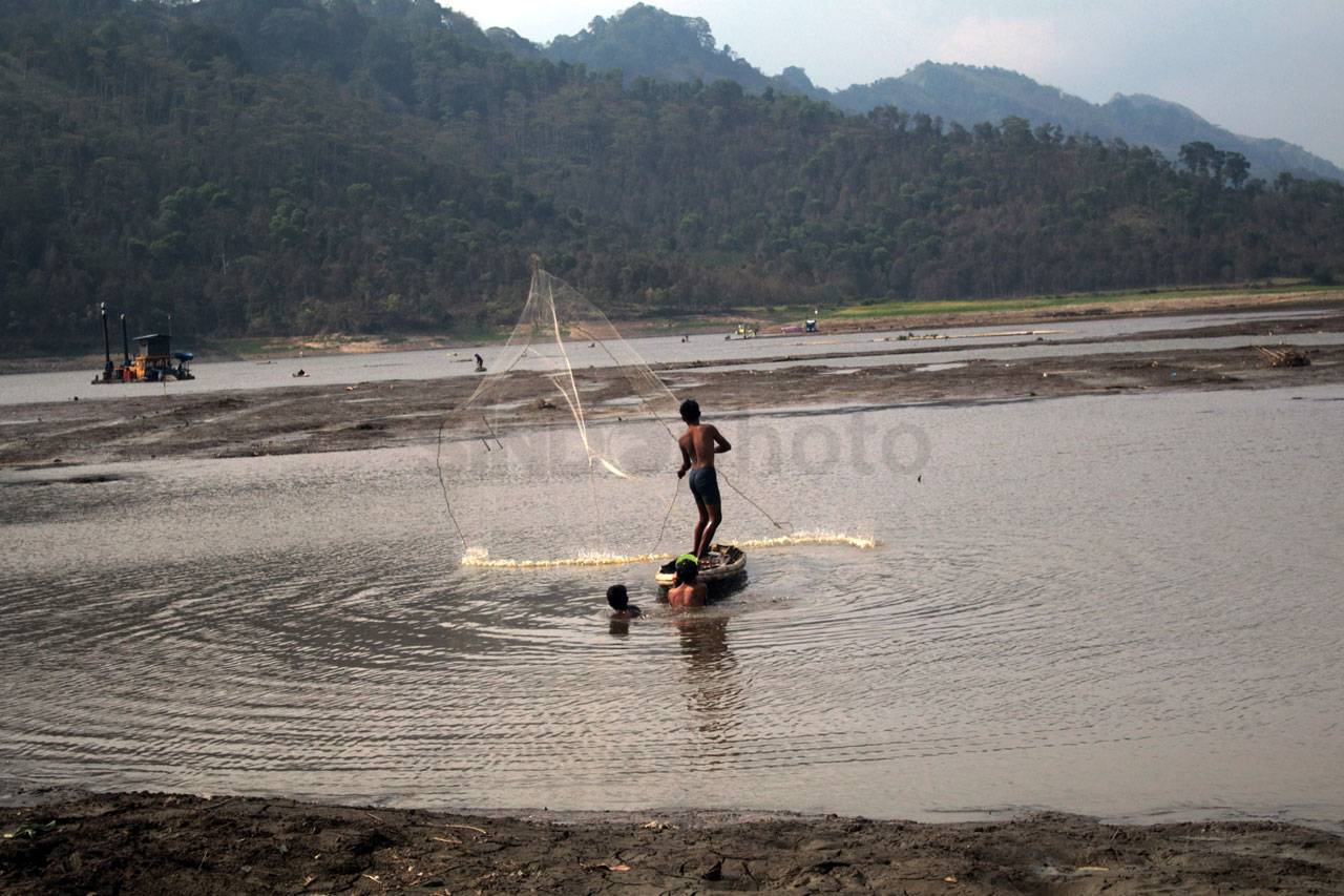 Air Bendungan Selorejo...