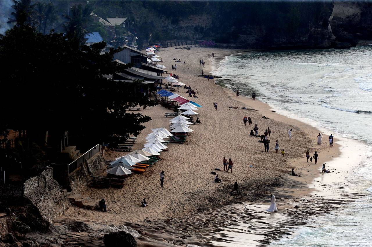 Pantai Bali Diserbu...