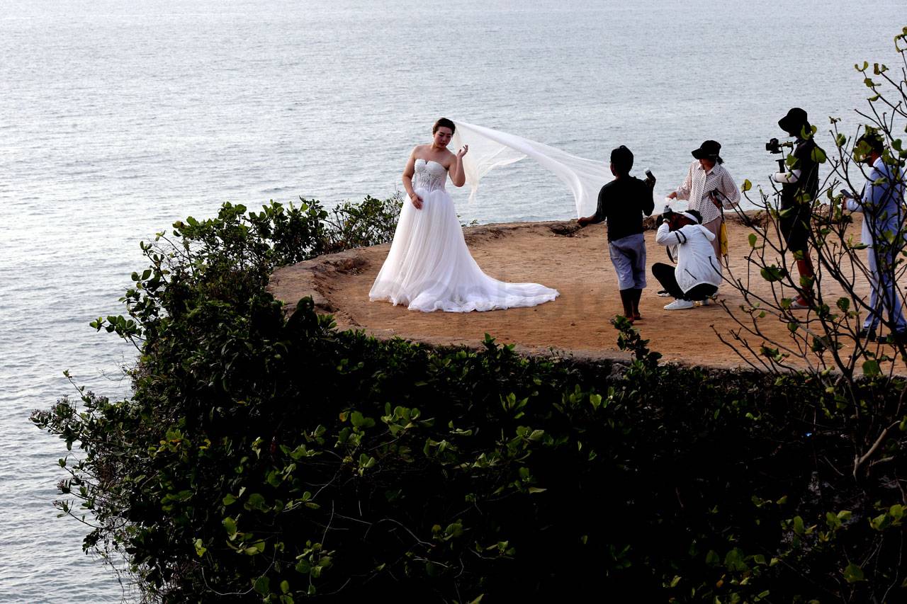 Pantai Bali Diserbu...