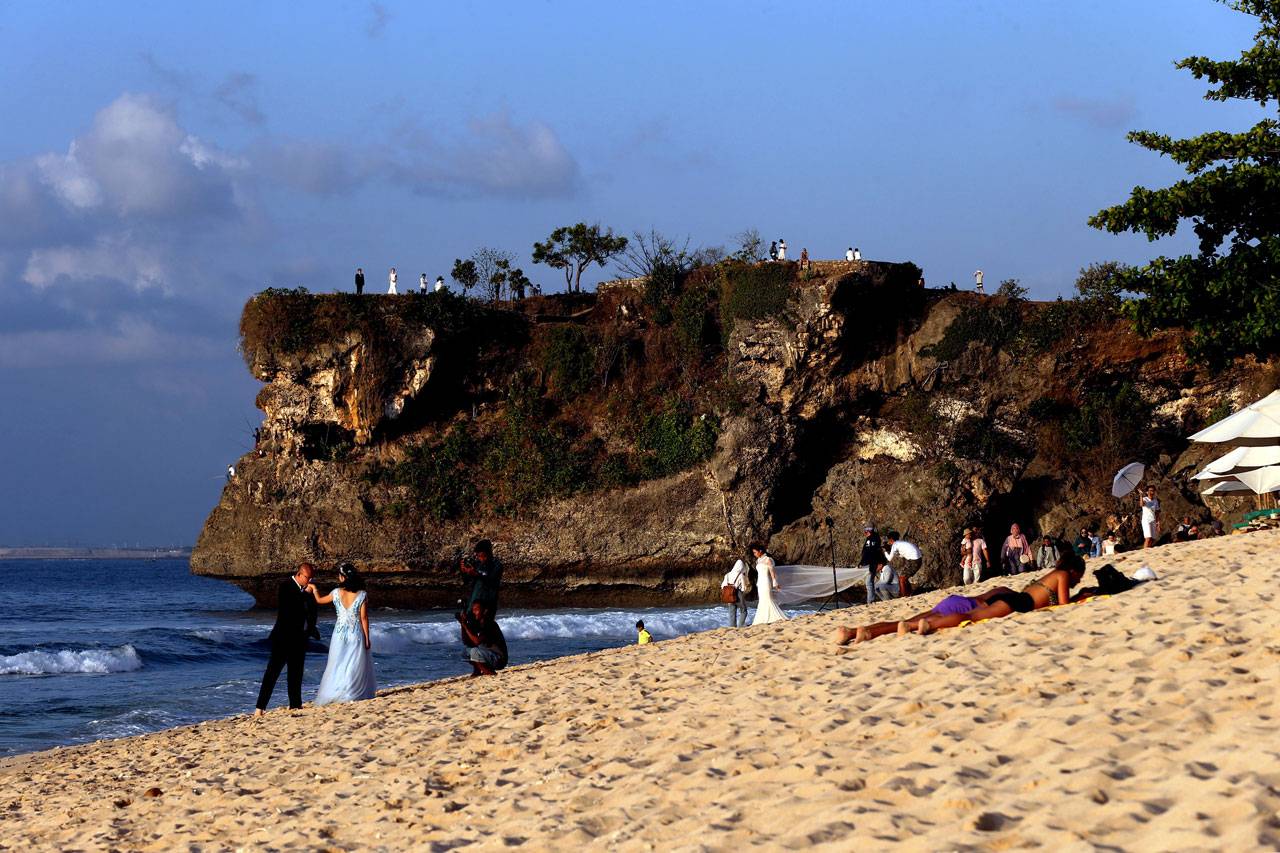 Pantai Bali Diserbu...
