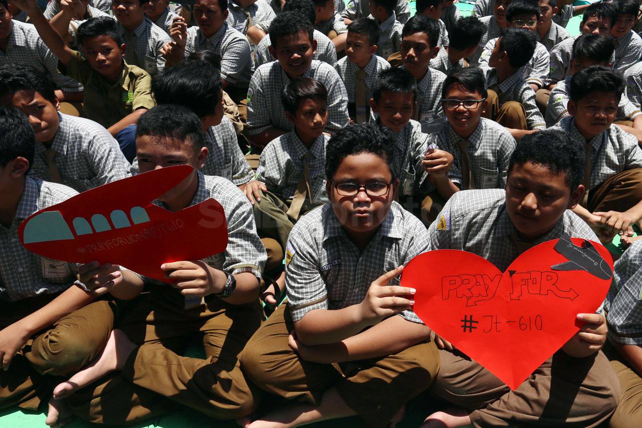 Ratusan Pelajar Salat...