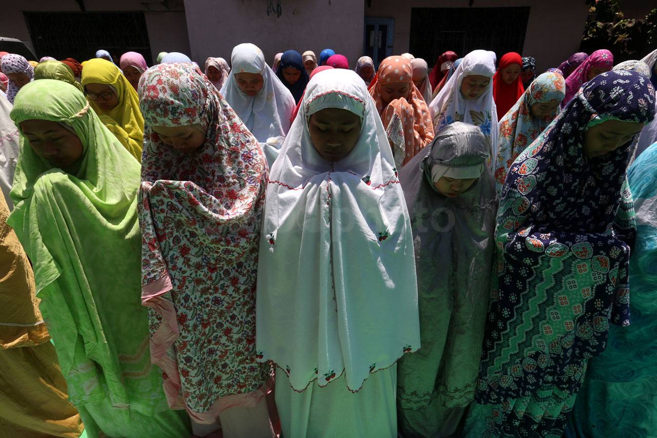 Ratusan Pelajar Salat...