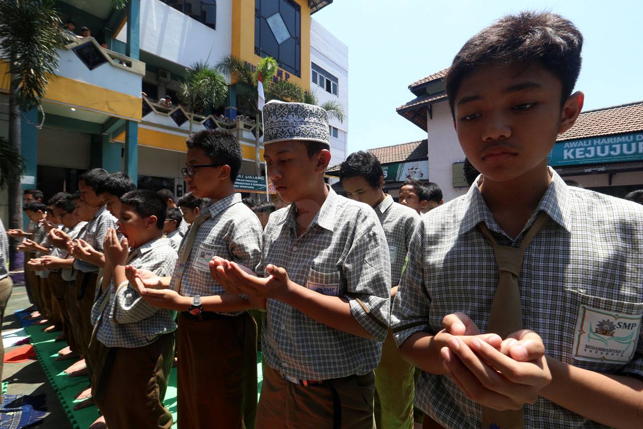 Ratusan Pelajar Salat...
