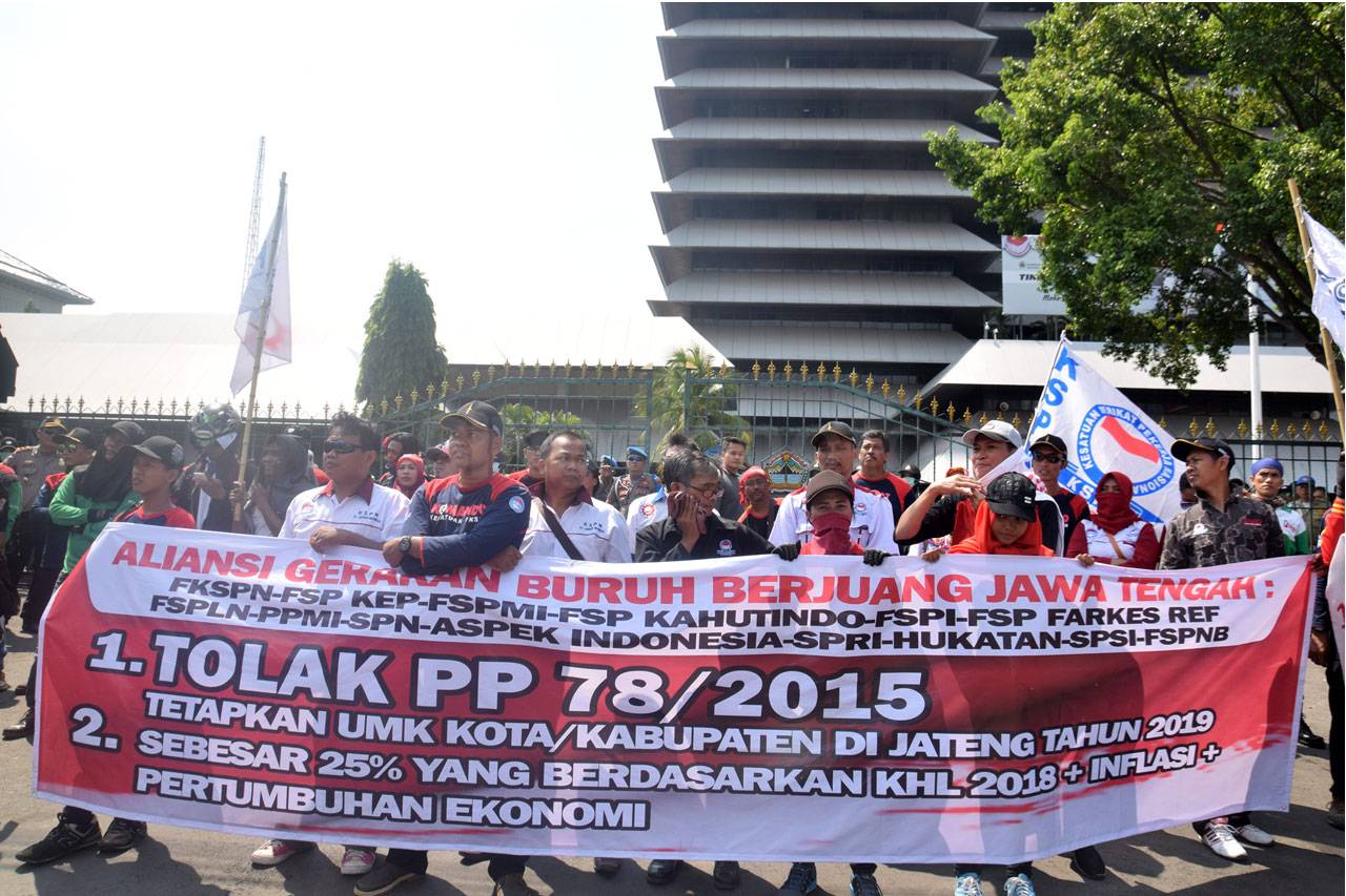 Demo Buruh di Kantor...