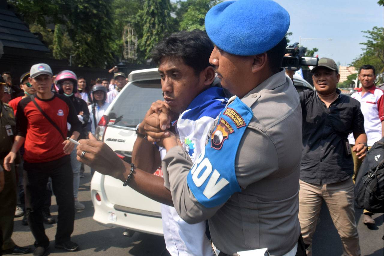 Demo Buruh di Kantor...