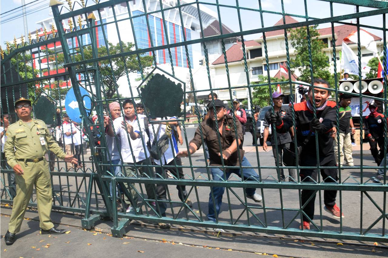 Demo Buruh di Kantor...