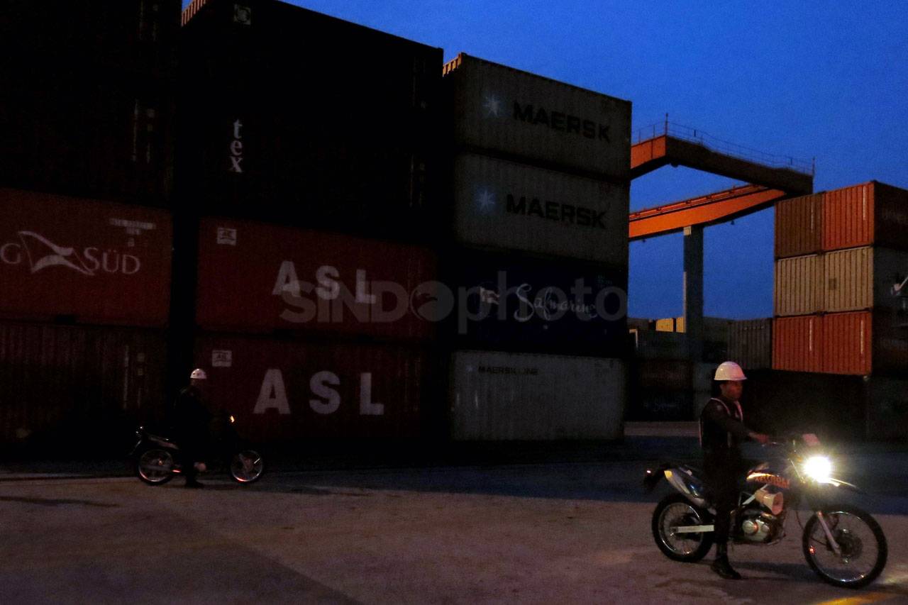 Bongkar Muat di Pelabuhan...