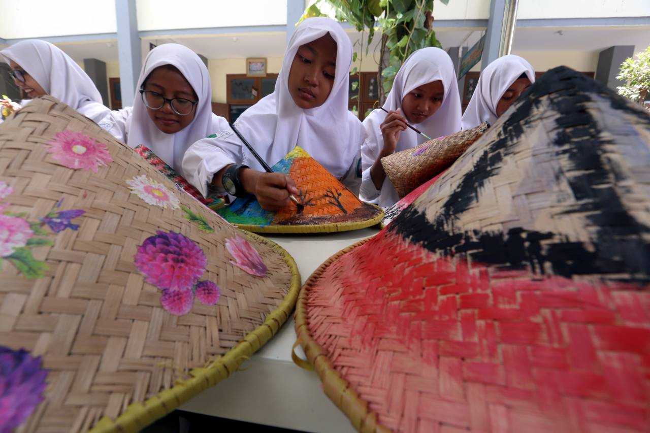 Pelajar SMPN 19 Surabaya...