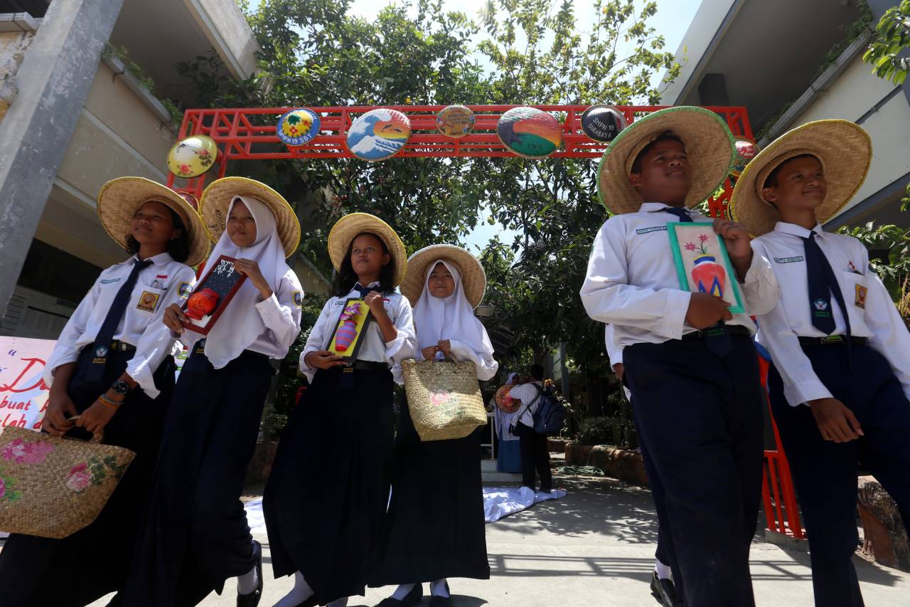 Pelajar SMPN 19 Surabaya...