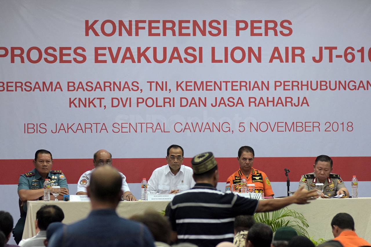 Keluarga Korban Hadiri...