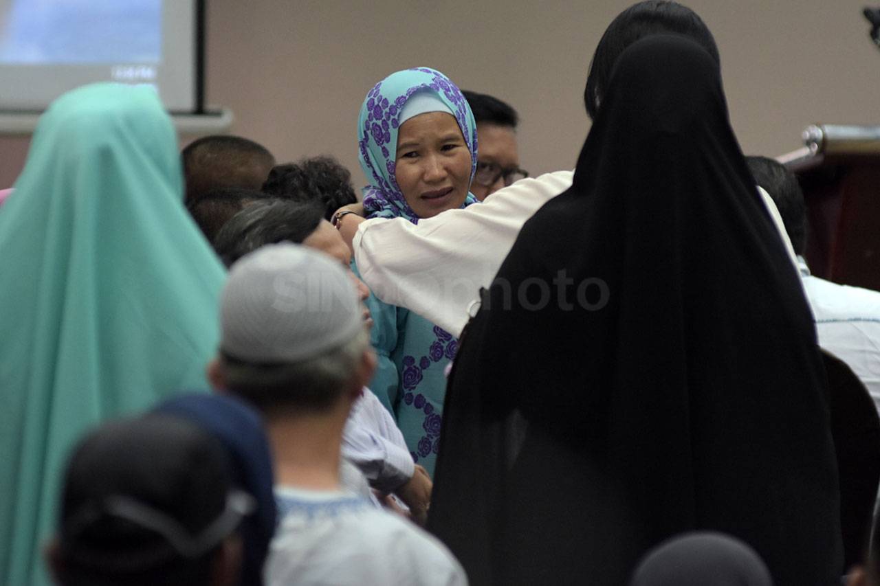 Keluarga Korban Hadiri...