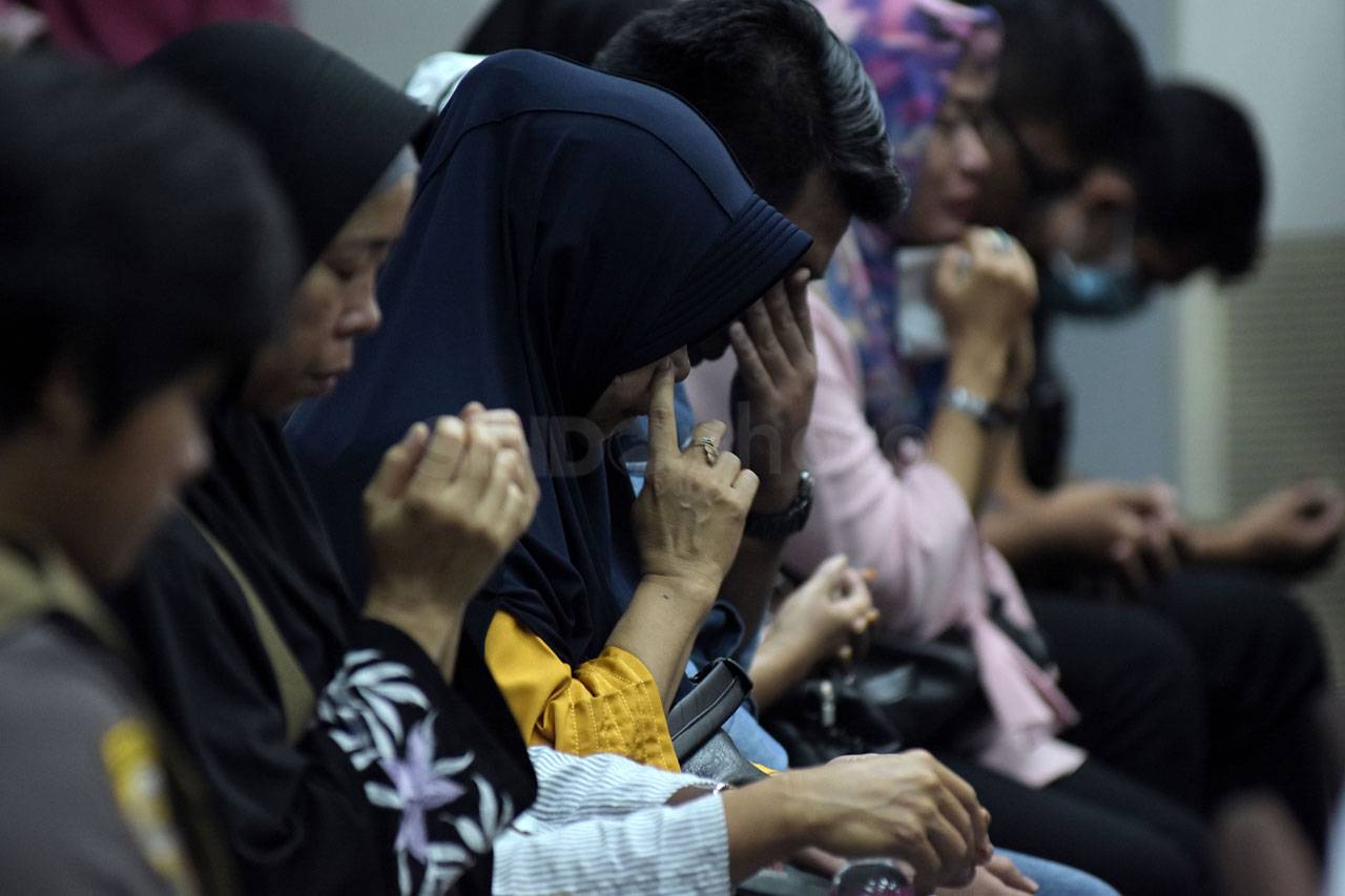 Keluarga Korban Hadiri...