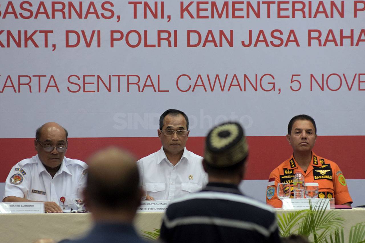 Keluarga Korban Hadiri...