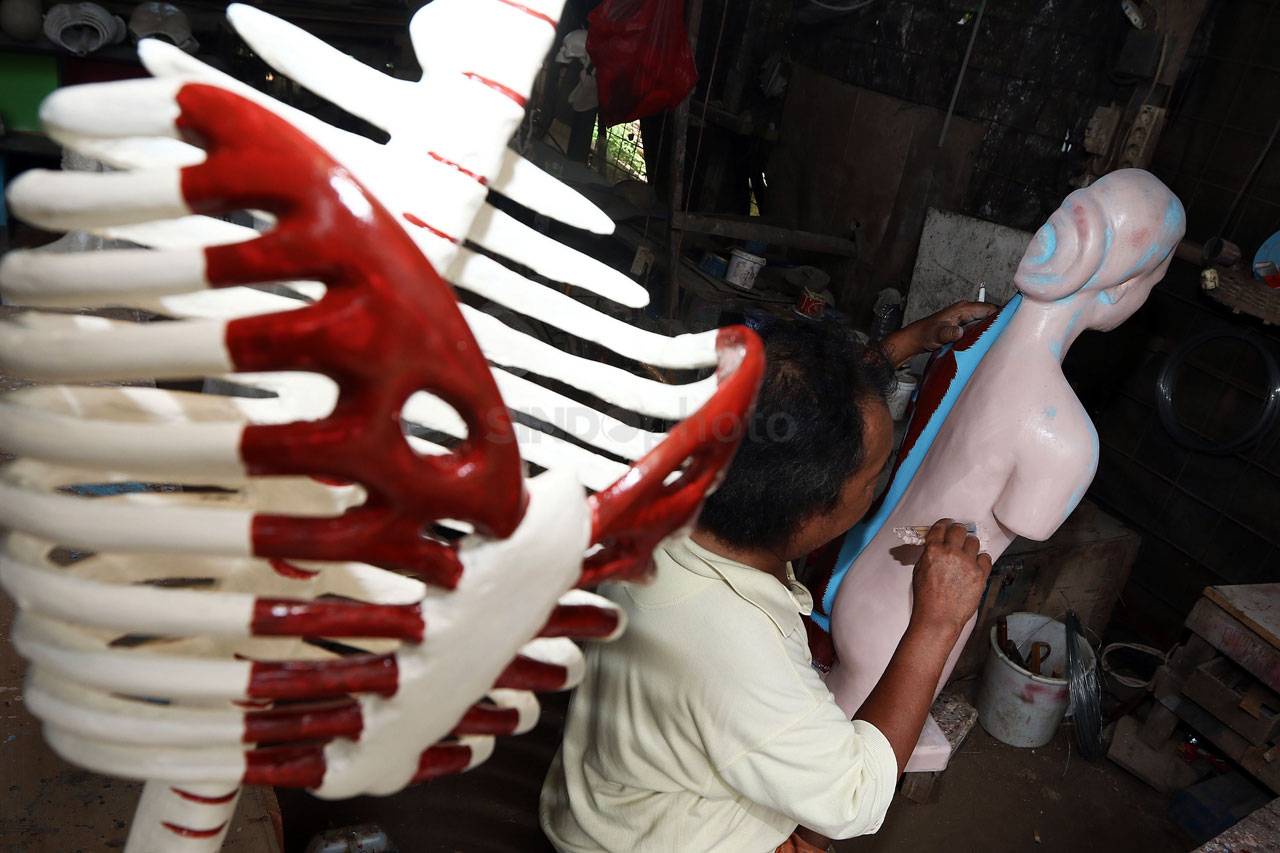 Melihat Pembuatan Alat...