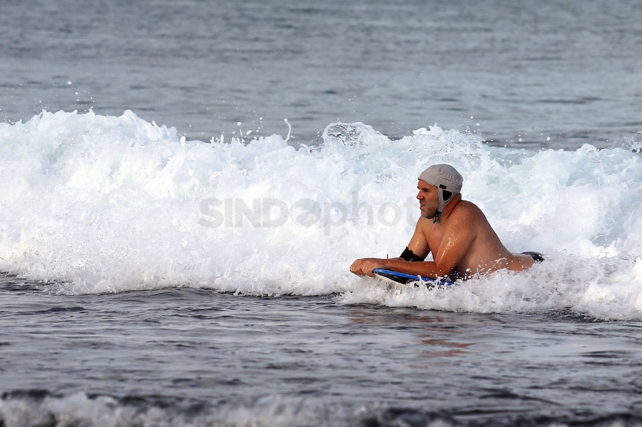Berburu Ombak di Pantai...
