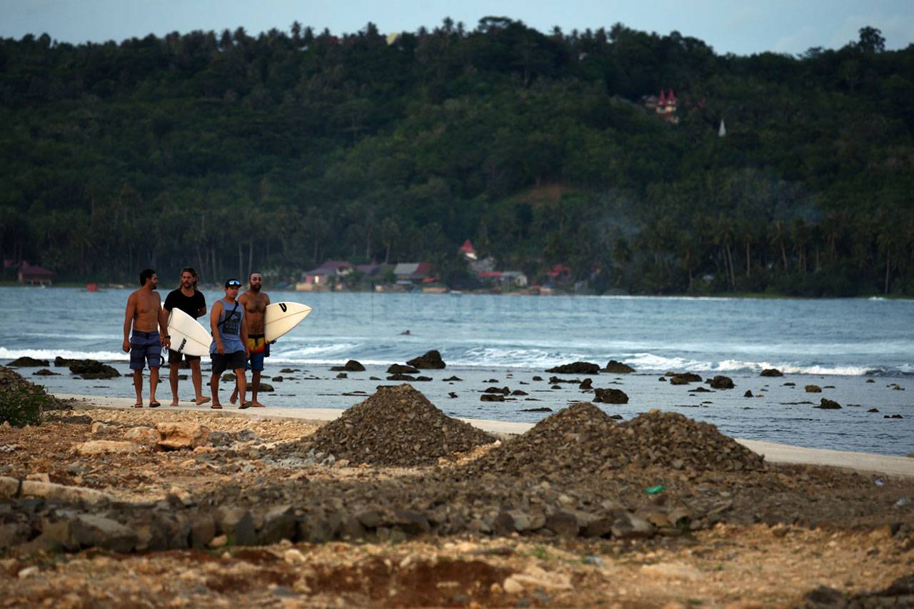 Berburu Ombak di Pantai...
